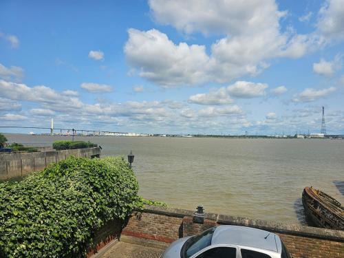 Greenhithe Apartment | Thames River Side