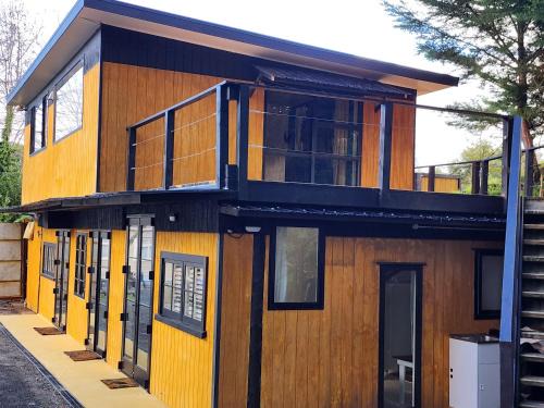 Thames House | Thames River Valley Retreat Residence 1