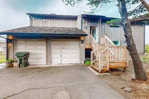 Bandon House | That 70's Beach House