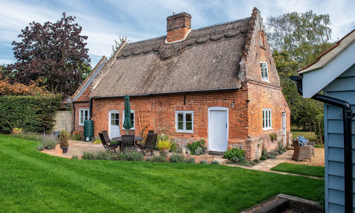 Irstead House | Thatch Cottage - A luxury Norfolk hideaway