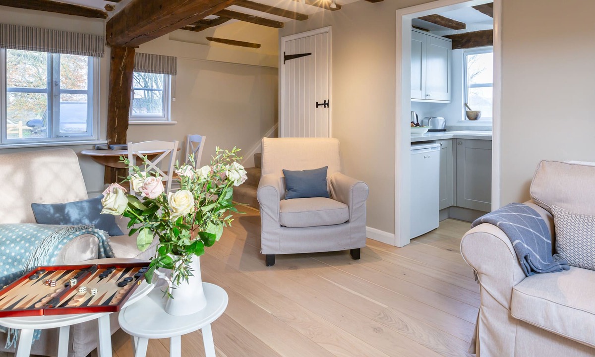 Finchingfield House | Thatched 2 bed self-catering with river valley view