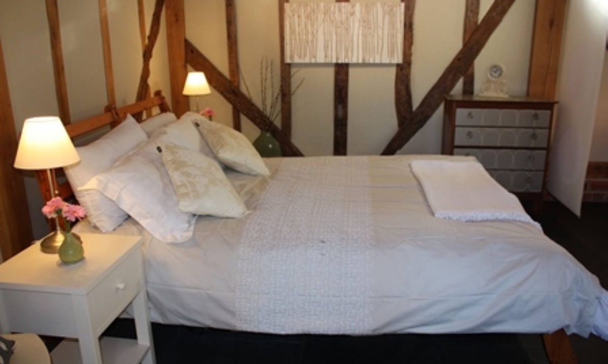 Clifton Hampden House | Thatched Barn Overlooking The River Thames