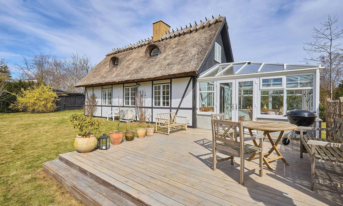 Udsholt Sand House | Thatched cottage with conservatory near beach