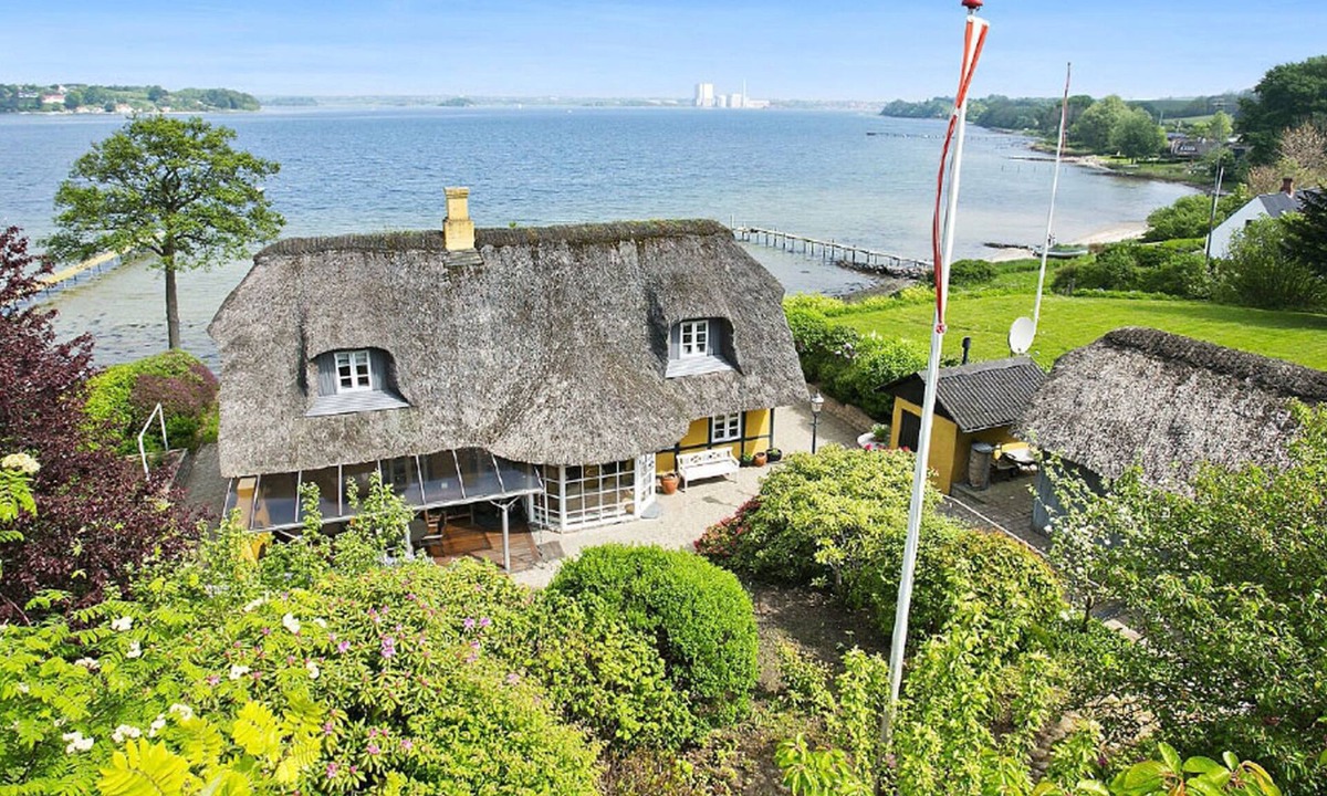 Bjert House | Thatched cottage with stylish furnishings right on the Baltic Sea