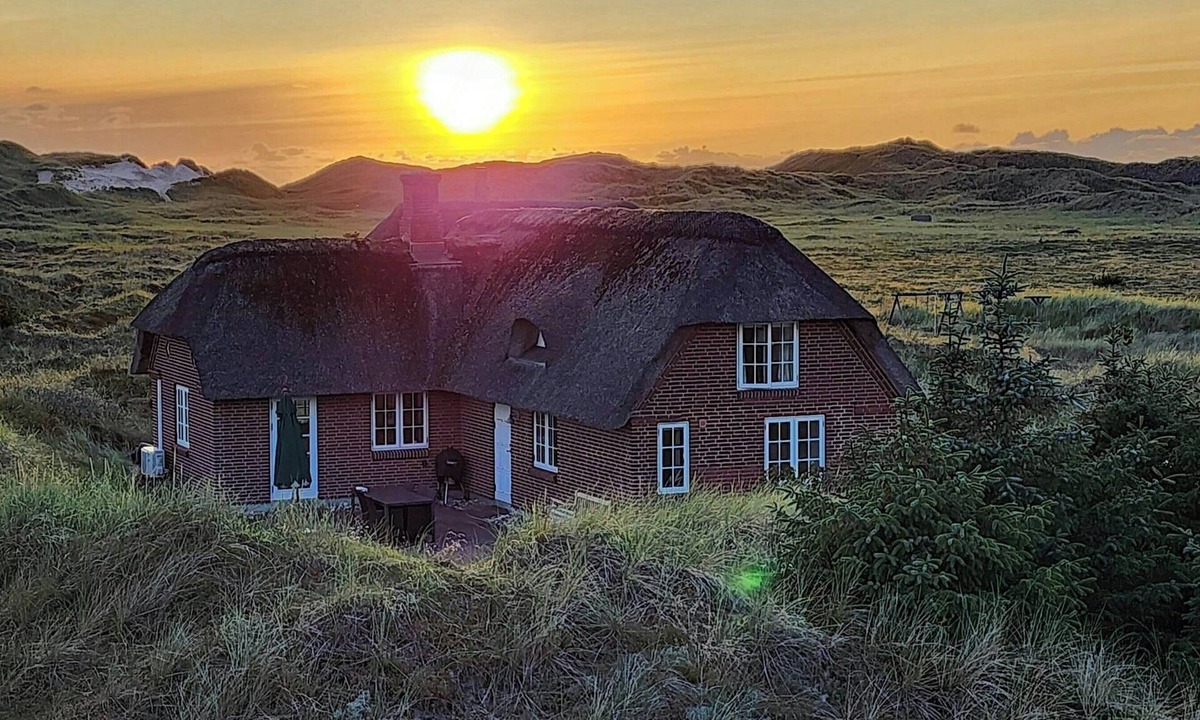 Øhuse House | Thatched house in the first row by the North Sea