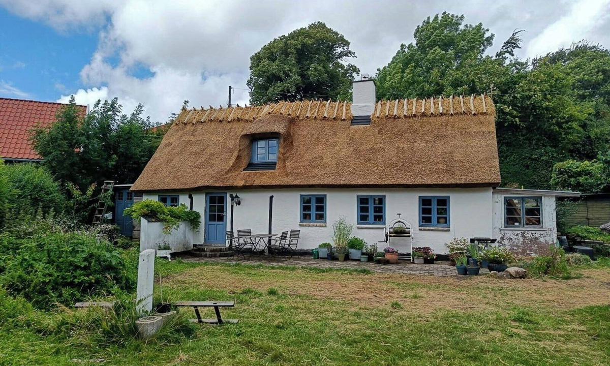 Helsinge House | Thatched roof house from 1850 near Arresø