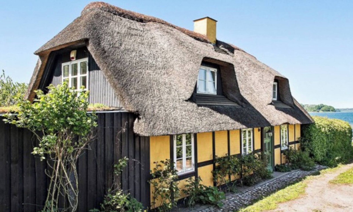 Bjert House | Thatched-roof house in secluded location with roof terrace on the Baltic Sea with outdoor whirlpool