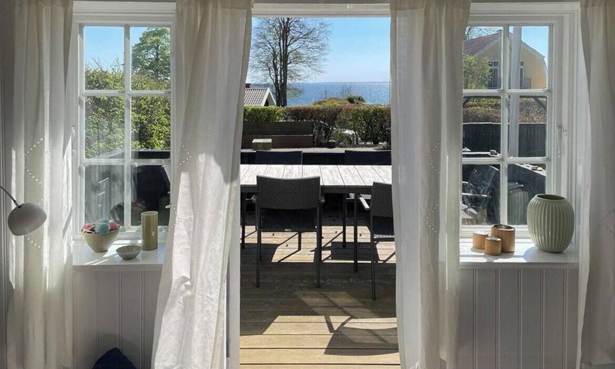 Kelstrup House | Thatched wooden house with sea view