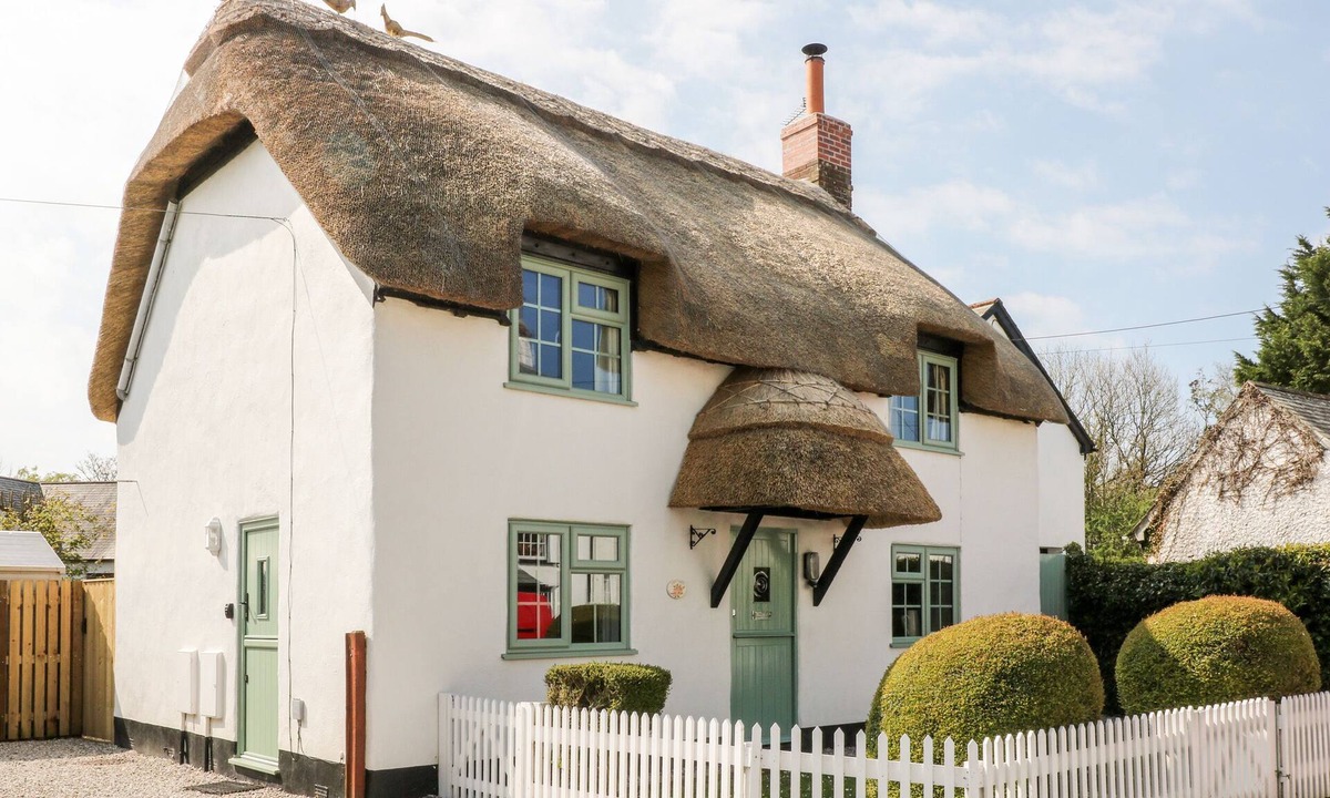 Stratton Cottage | THATCHINGS, pet friendly, with open fire in Stratton