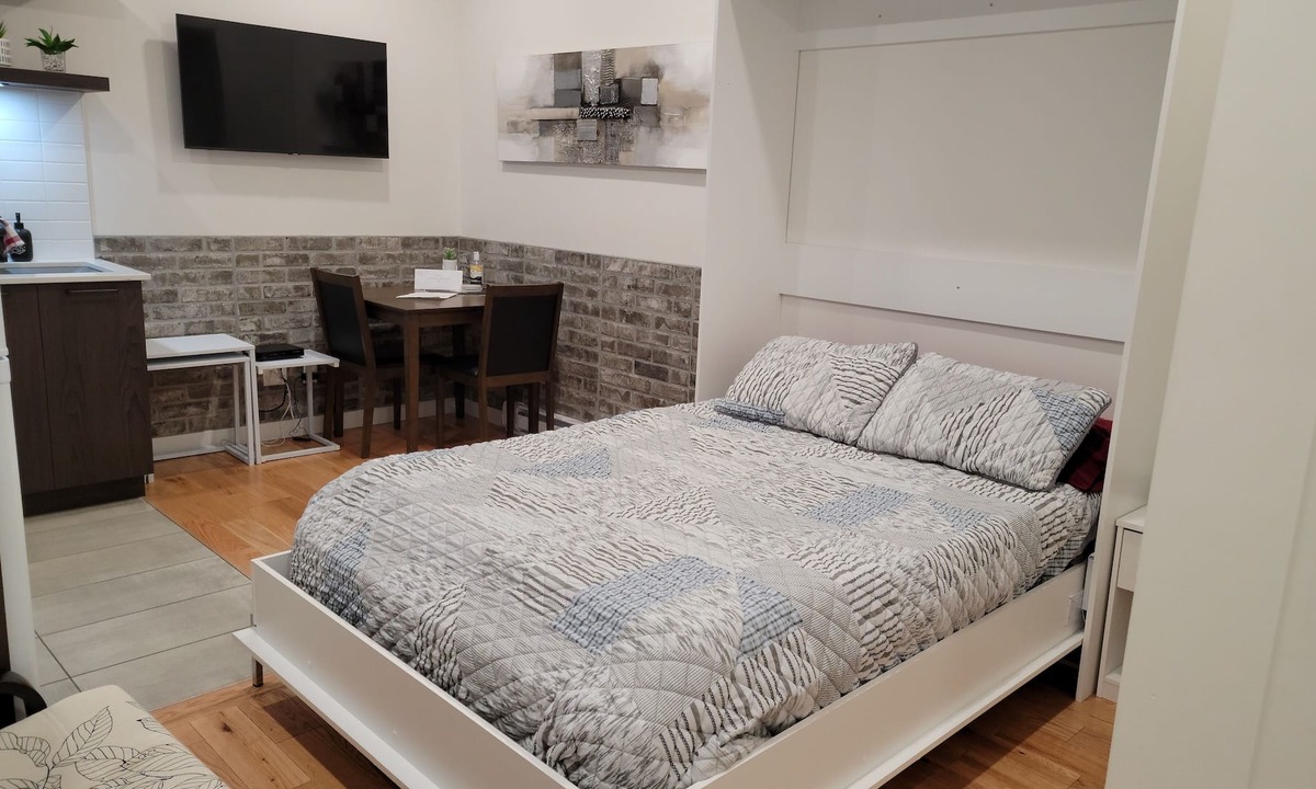 Rimouski Apartment | The 102 is a cosy loft in the heart of the city centre. It is located close to t