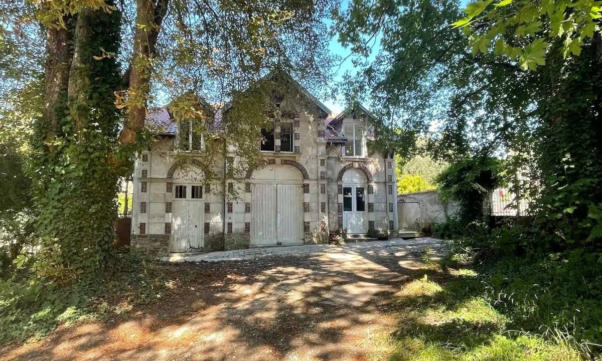 La Ferte-Gaucher House | The 1900 Manor House