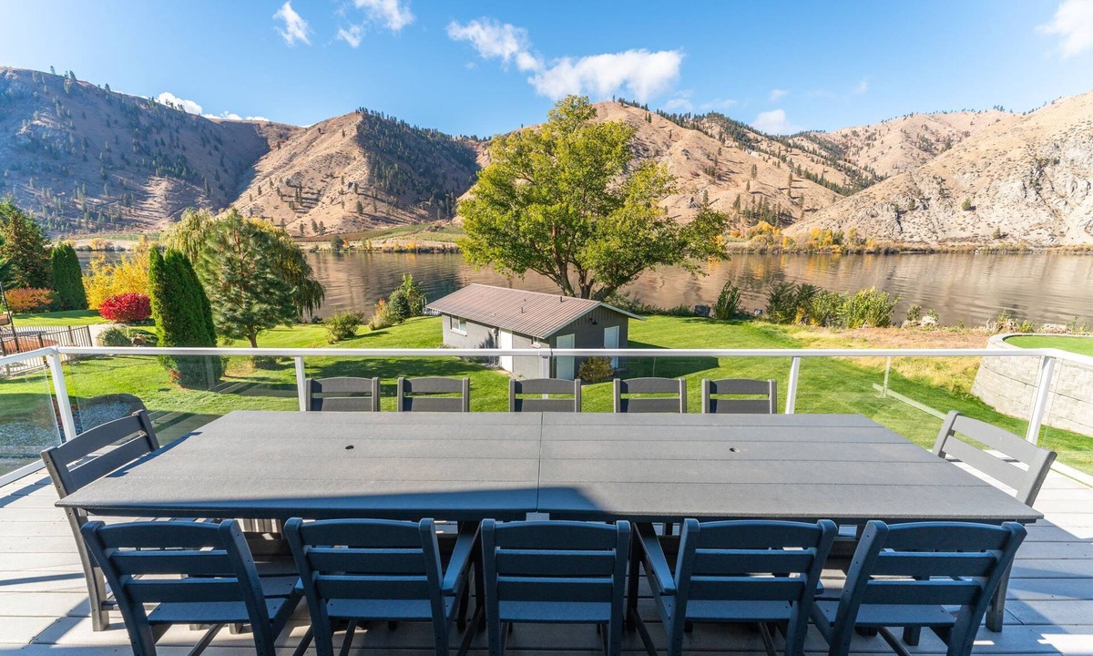Orondo House | The 19th Hole in Orondo