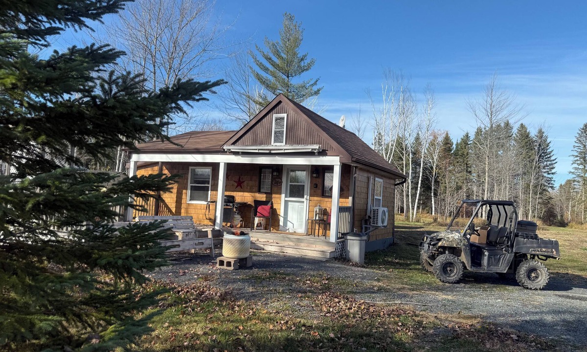 Gloucester County Cabin | The 2 CC'S HIDEAWAY-Peaceful cabin situated directly on trail.