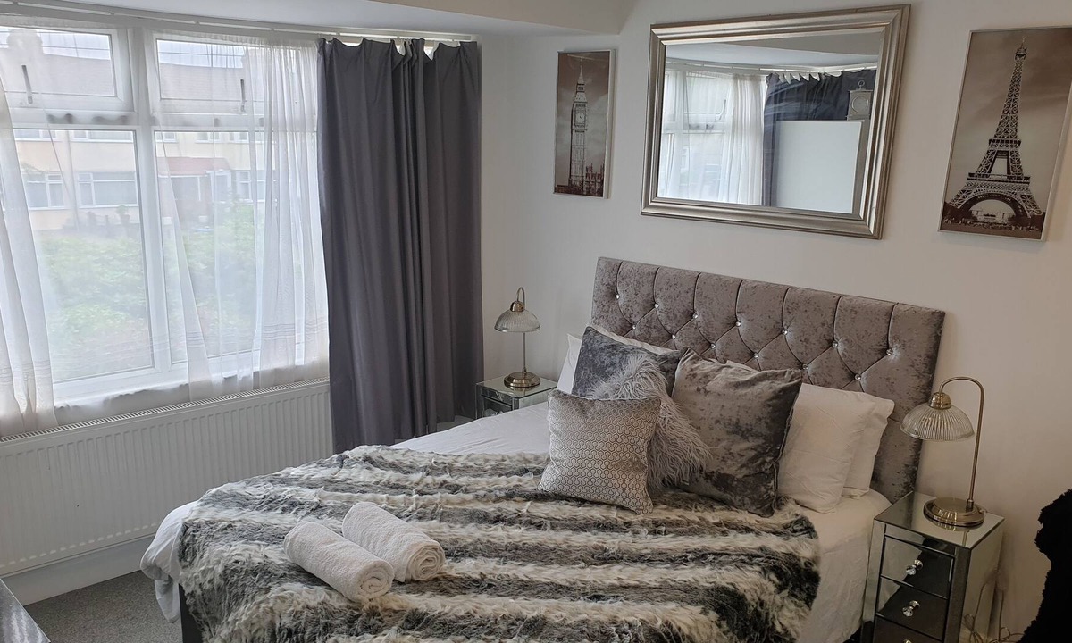 Ponders End Bed & Breakfast | The 36