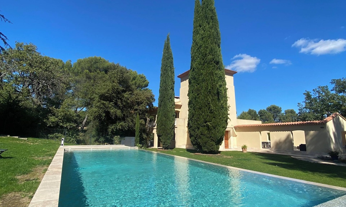 Aubagne Villa | The 7-window tower