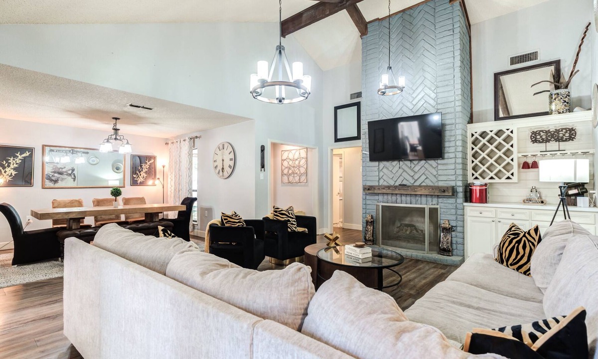 Lubbock House | THE 806 - 4 Bedrooms - 9 Beds - Putting Green