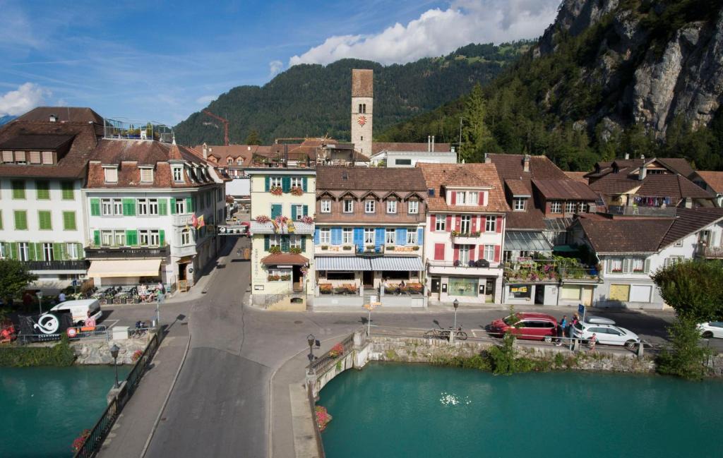 Unterseen Hotel | The Aarburg Hotel & Café