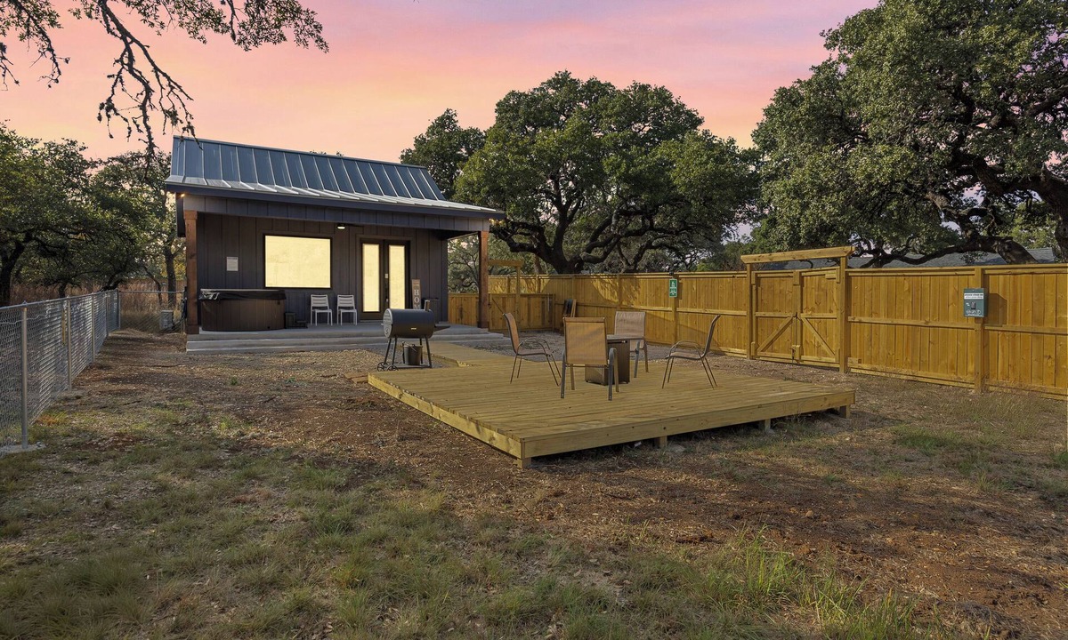 Boerne Cottage | The Acorn Haus ~ Cute Hill Country Tiny Home with private hot tub!