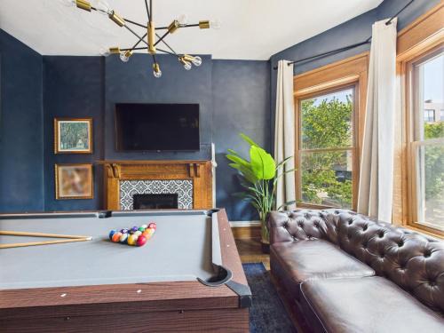 Wrigleyville House | The Addison Art Deco Manor Estate Garage