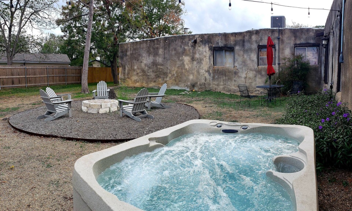 The Knoll House | The Adobe BCS - 1.0 Mile to Campus - Sleeps 10