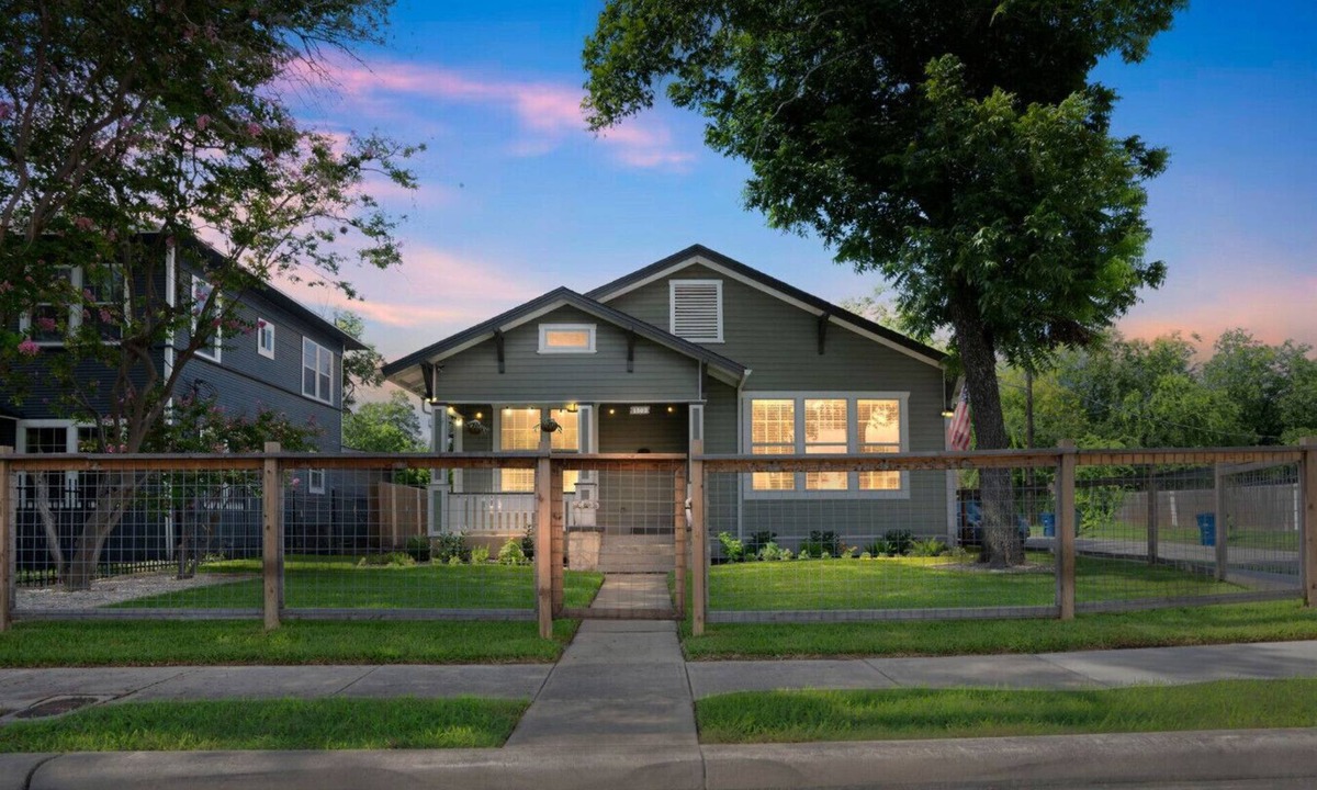 Eastside Promise Neighborhood House | The Alamodome Getaway | Sleeps 8