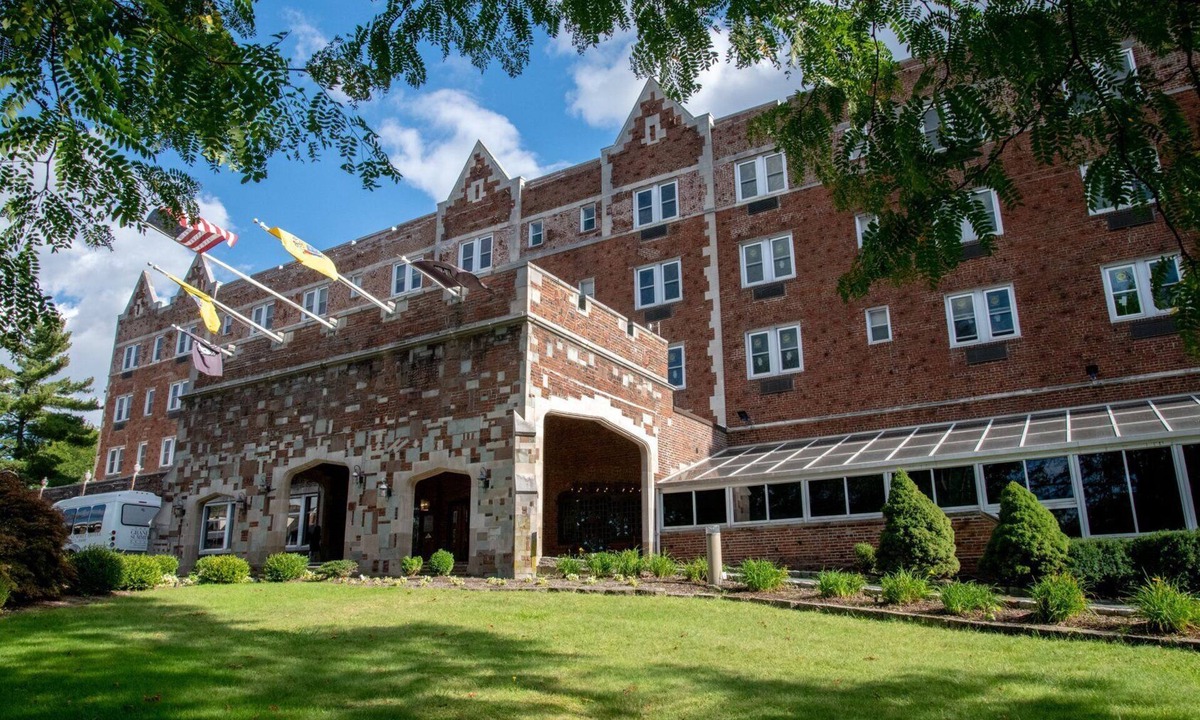 Summit Hotel | The Albion Summit