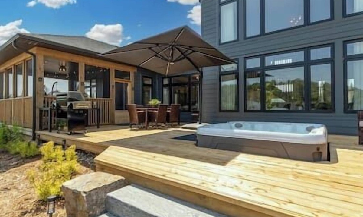 Dwight House | The Algonquin Lakehouse w Hot Tub, Games, Fire Pit