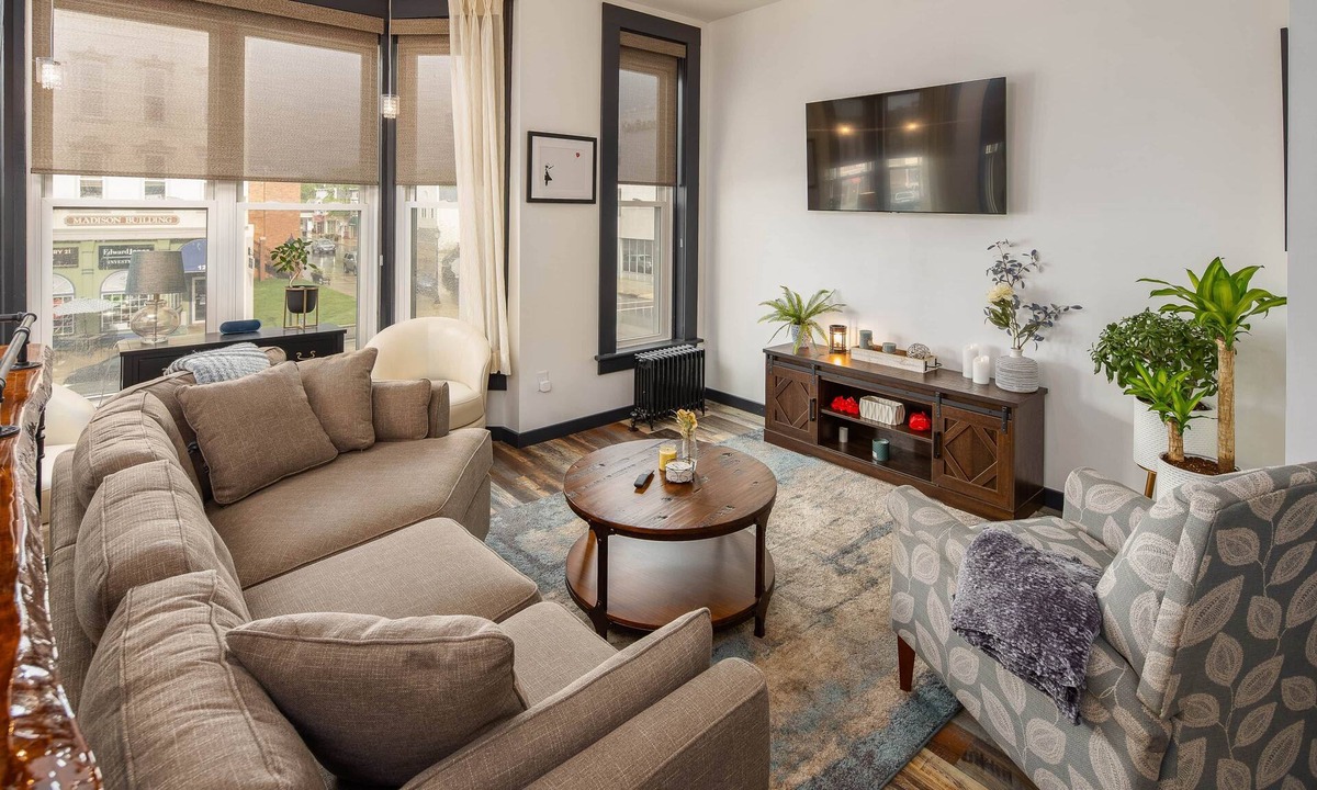 Port Clinton Apartment | The Alibi- (We will cover for you)