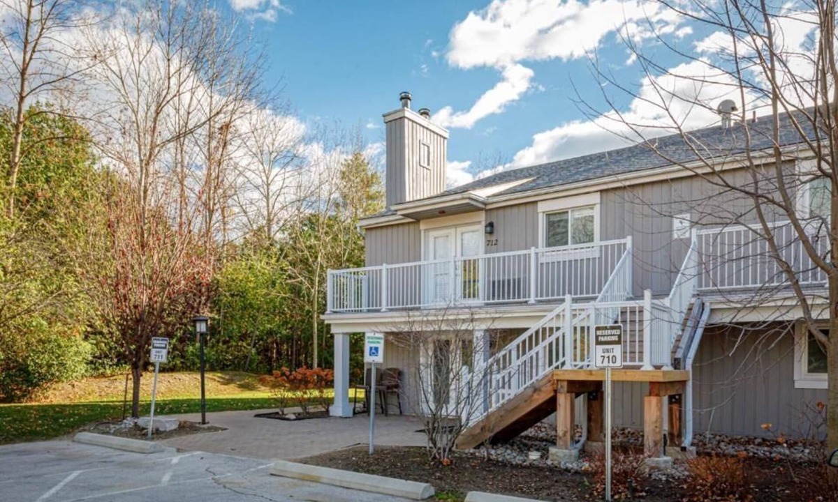 Collingwood House | The Alpine - Central Collingwood Condo