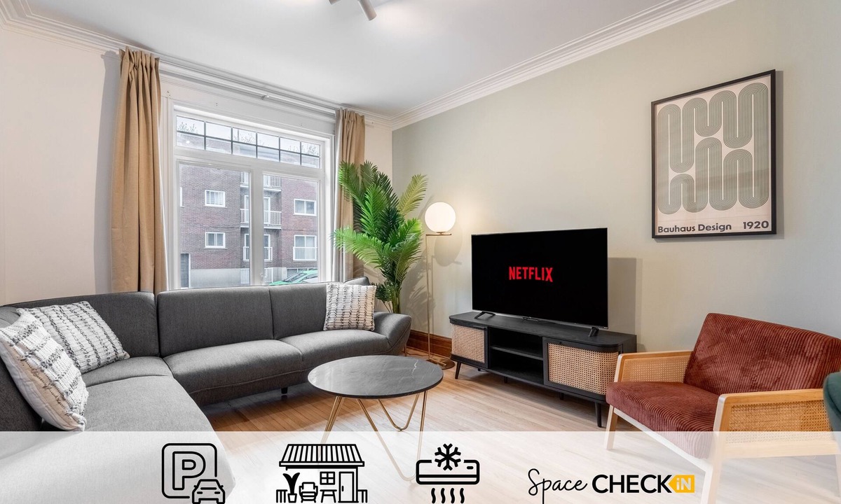 Youville Apartment | The Amaryllis | 2 Free Parking spots | 4 bedrooms | AC |
