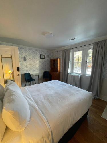 Sandy Hill Bed & Breakfast | The Ambassador