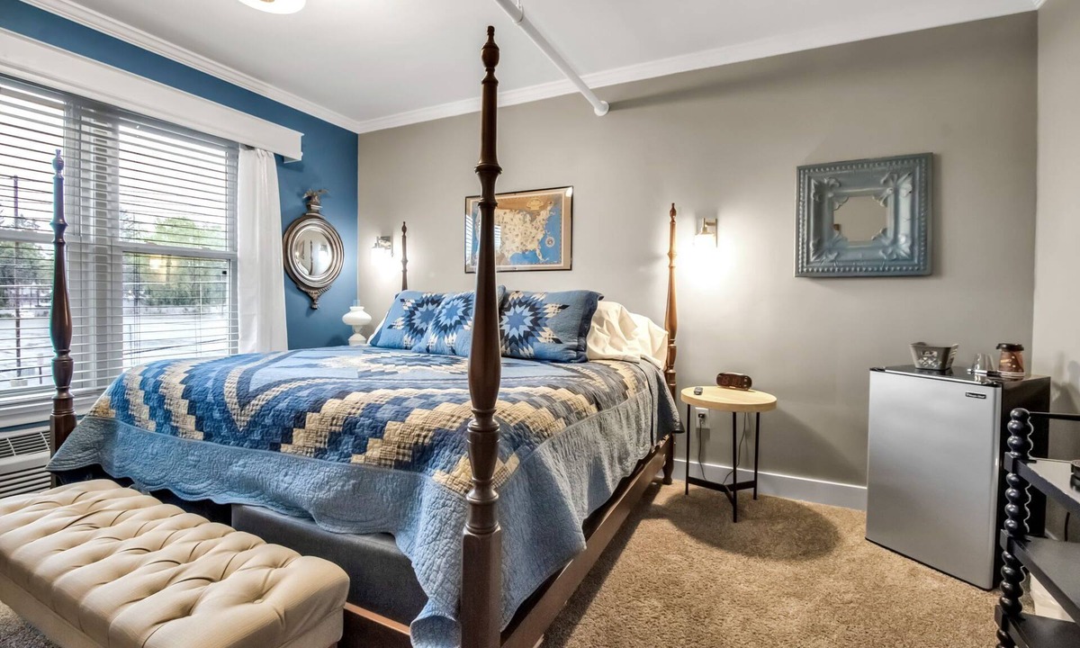 Hamburg Apartment | The Americana Room at The West End Inn