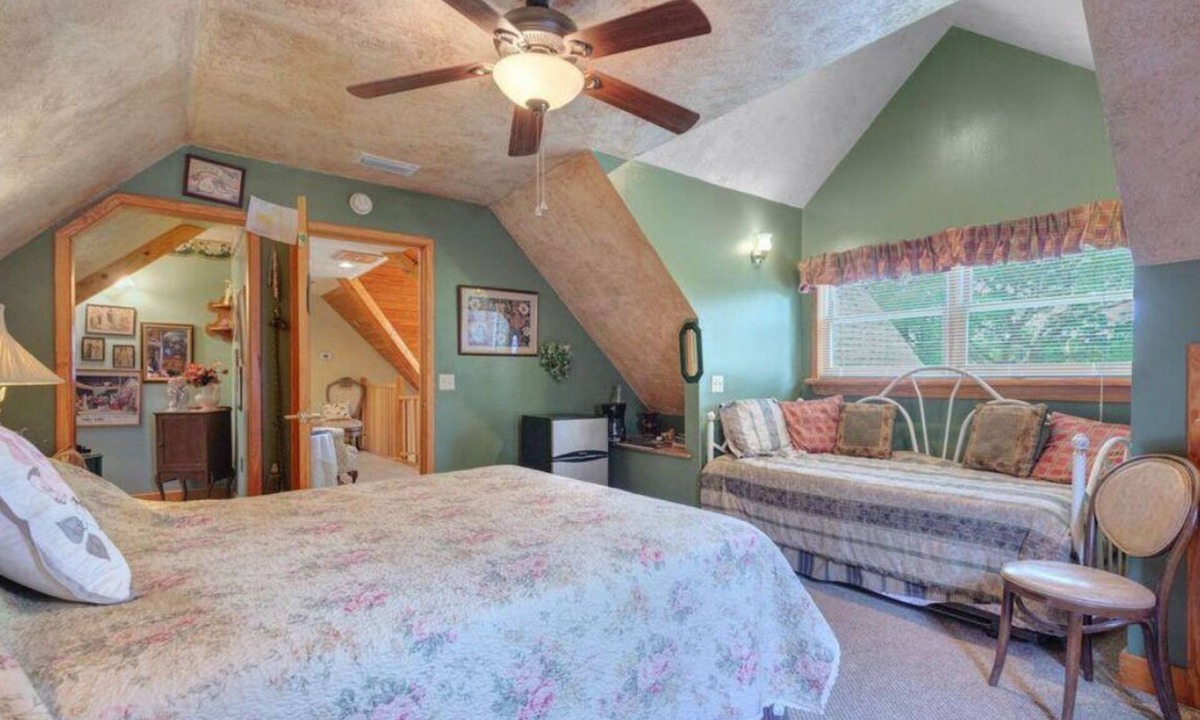 Lake Helen Apartment | The Antique Room on Cabin on the Lake
