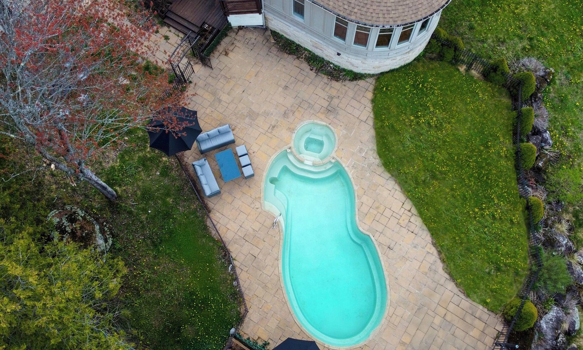 Sainte-Sophie Ski Chalet | The Aquatic Haven | Indoor Spa | Pool | Home Cinema | BBQ | Central AC | Firepit