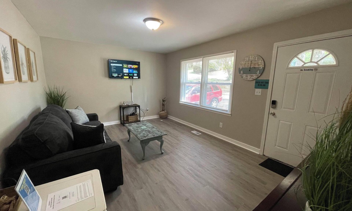 New Castle House | The Argonne/Stylish Contemporary Comfortable