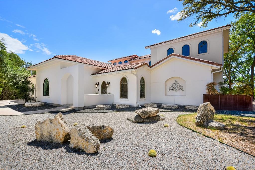 Barton Creek House | The Arrive Clifftop Estate Home