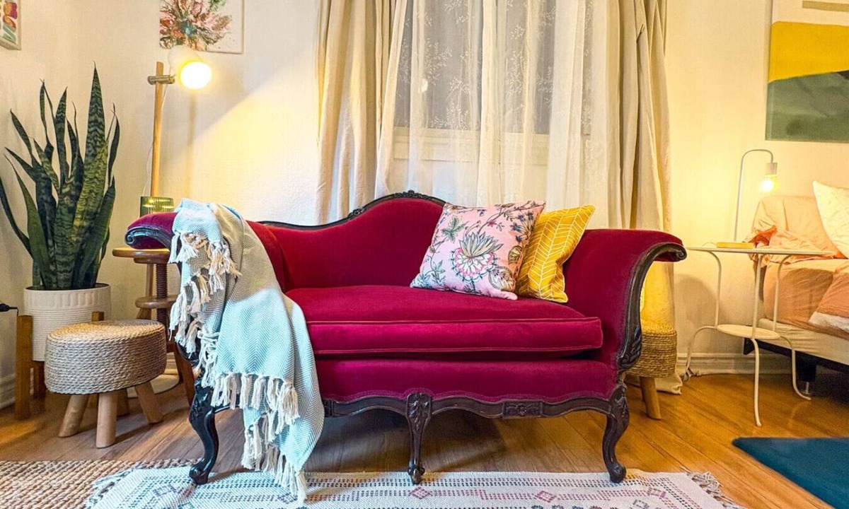 Inner Harbour Apartment | The Art Studio | free parking