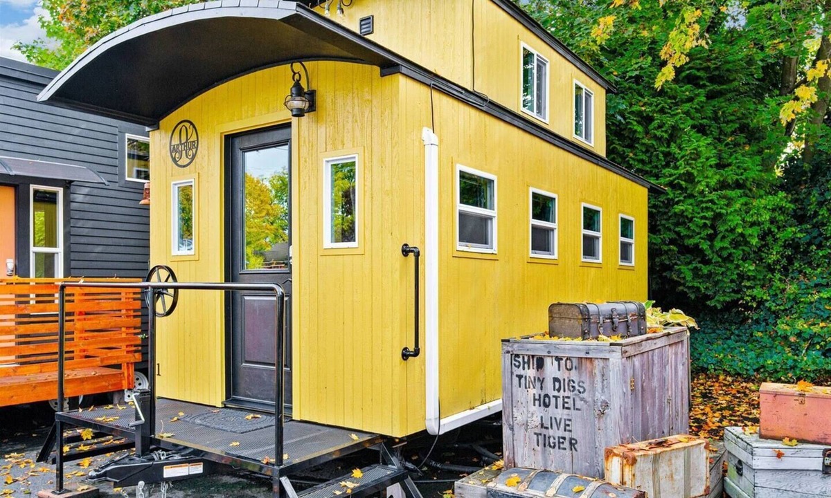 Kerns Hotel | The Arthur - Custom Tiny Home w/Train Vibe