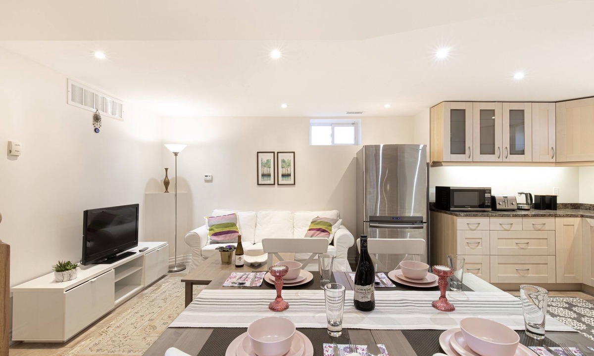 Richmond Hill House | The Artist House in Downtown Richmond Hill [2bdrm|1 bath]