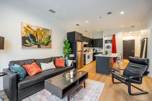 Fashion District House | The Artist Loft Trendy 2BR Condo with Parking