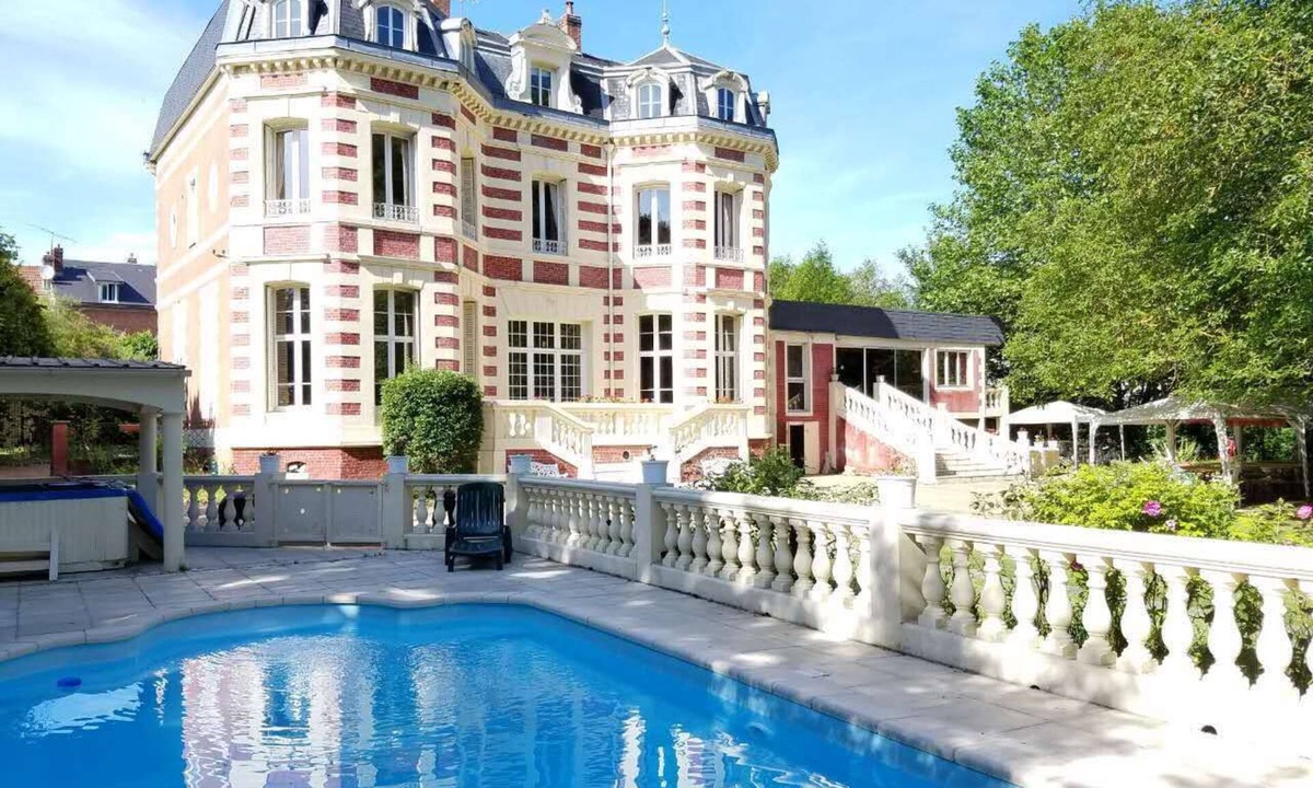 Charmes House | The artistic castle