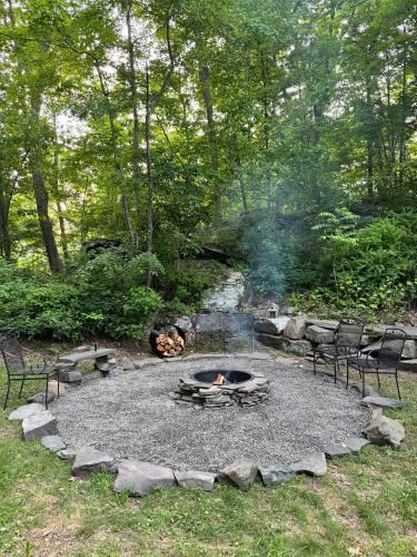 Mount Marion House | The Arts & Crafts House with Skylights, Deck, Jetted Bathtub