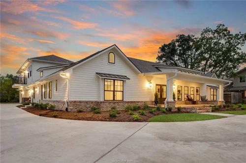 Southeast College Park Apartment | The Ascension by Kyle