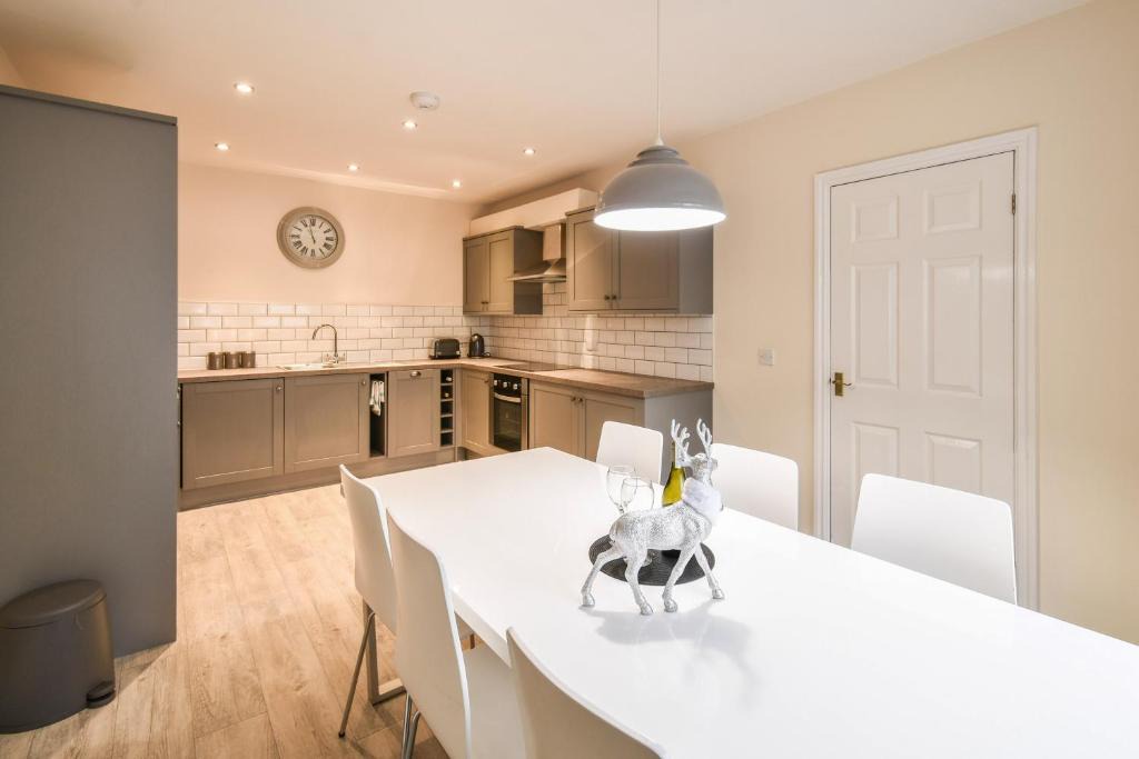 York House | The Ascot -Free on site parking