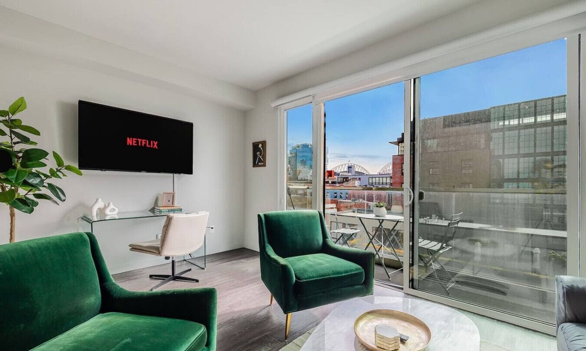 Pioneer Square Apartment | The Astra Suite | Walk to Stadiums!
