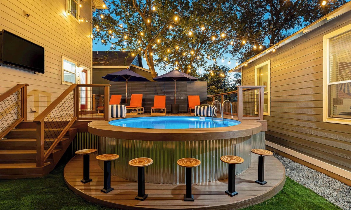 Chestnut House | The Backyard Bliss - 4BR Heated Pool & Ping Pong