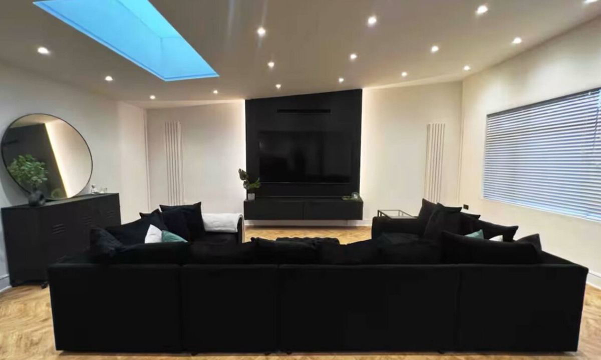 Baglan House | The Baglan Bungalow - Open Plan 85" TV