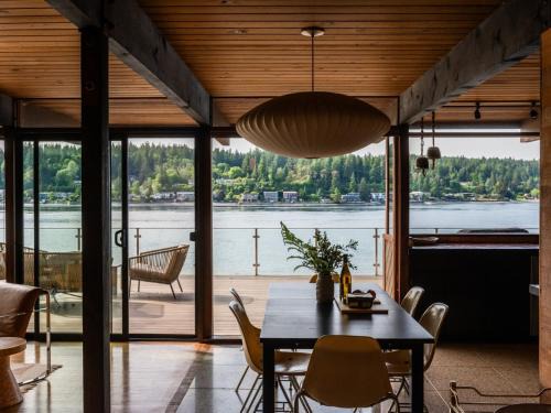 Retsil House | The Bald Seagle