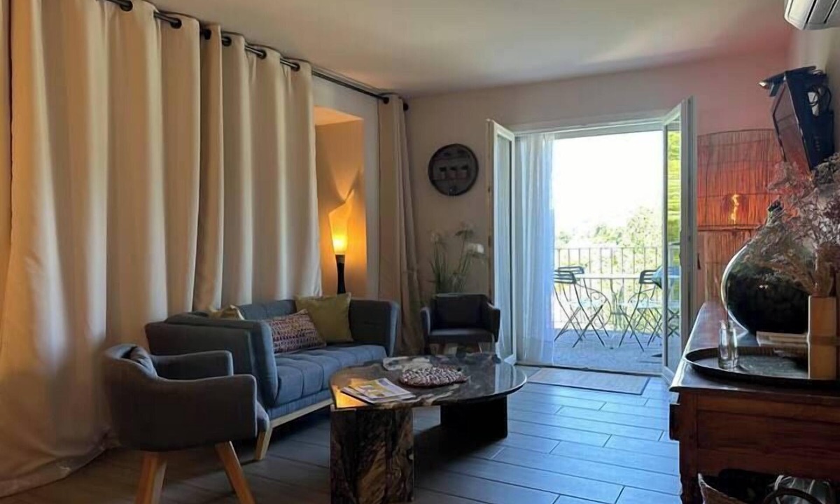 Anduze Apartment | The Bamboo Lodge with its feet in the water