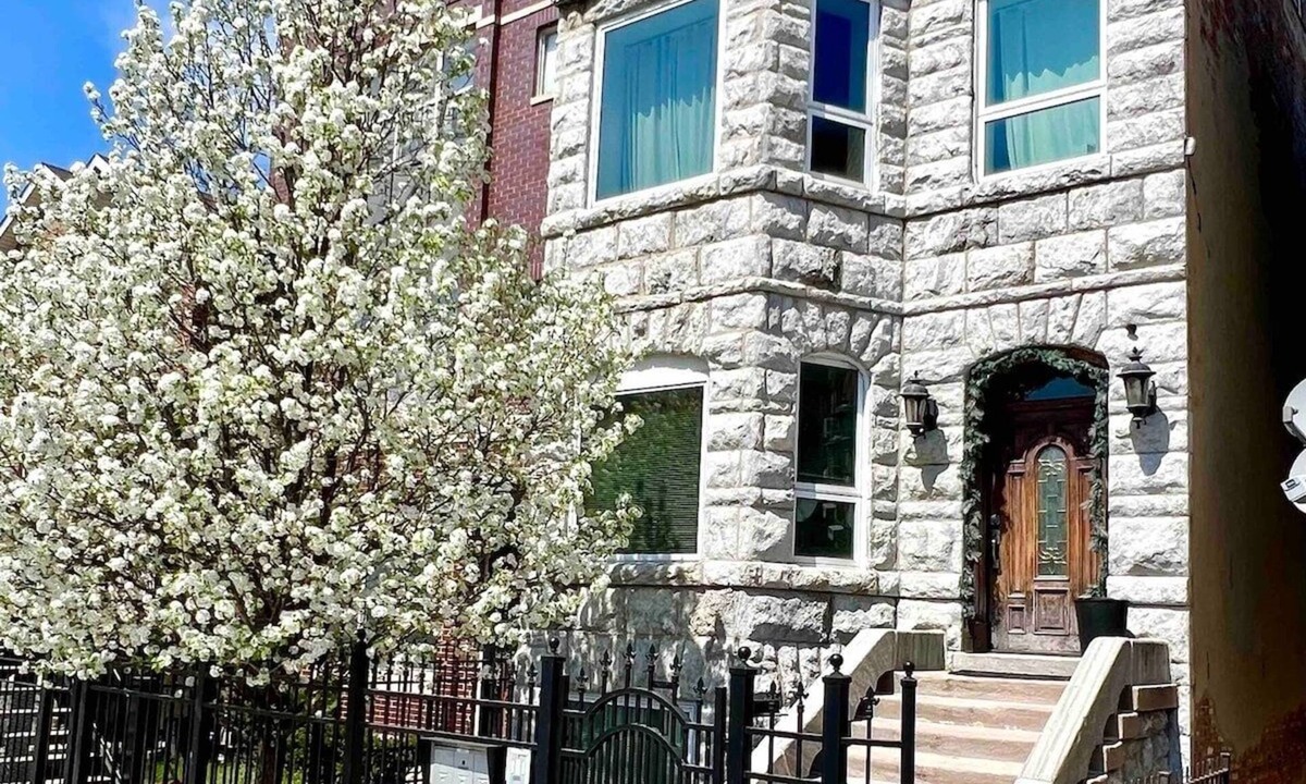 Near West Side House | The Banksy-King Bed-Firepit-Rooftop-United Center